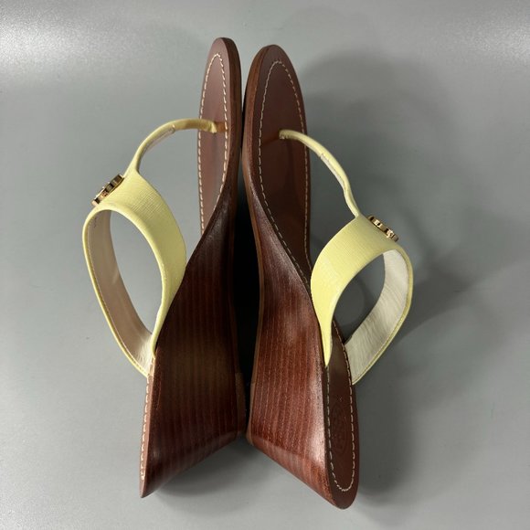 Tory Burch Cameron Wedge Thong Patent Saffiano Yellow-Gold, Size 8.5 - Picture 8 of 12